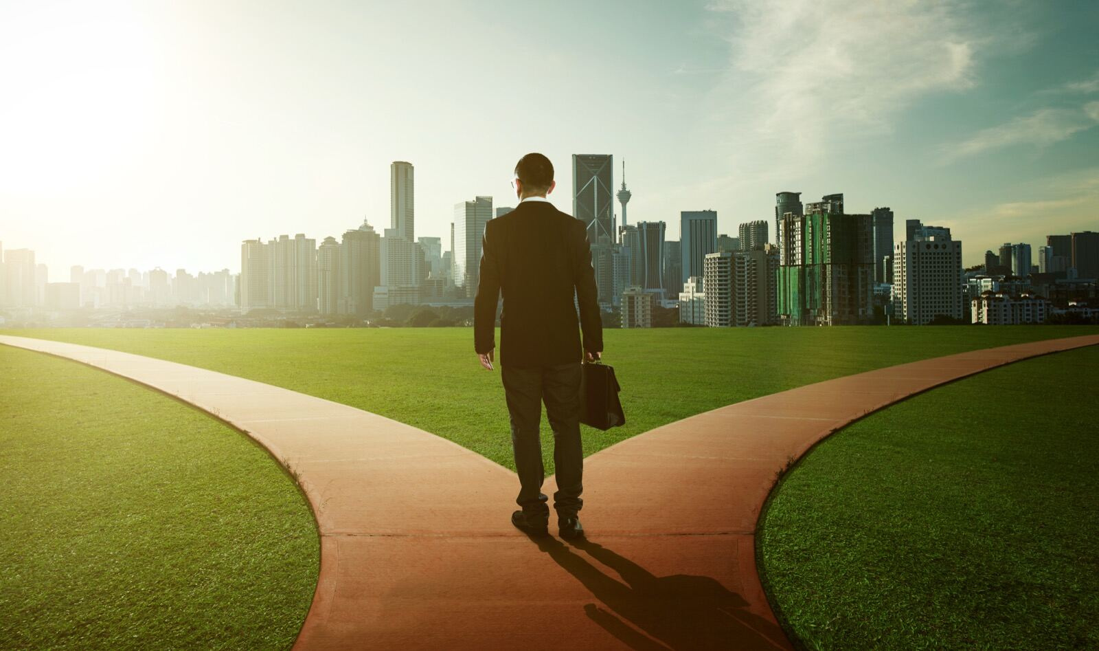 ميزان يقارن بين نظام ERP جاهز ونظام ERP مخصص
